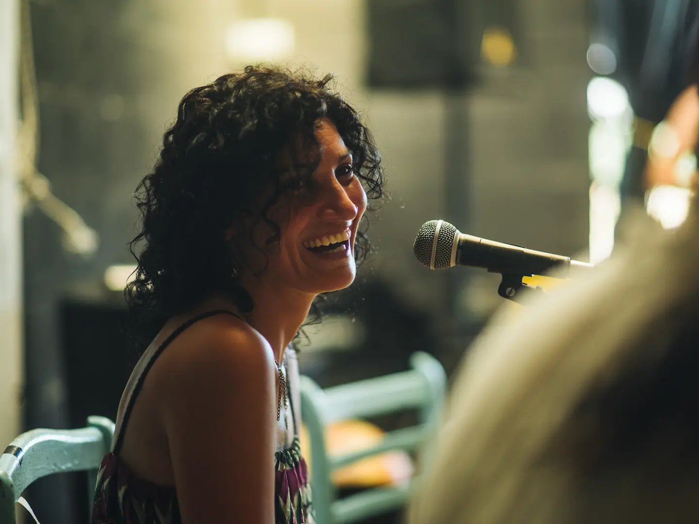 Fotografía de cantante sonriendo en espectáculo en Madrid