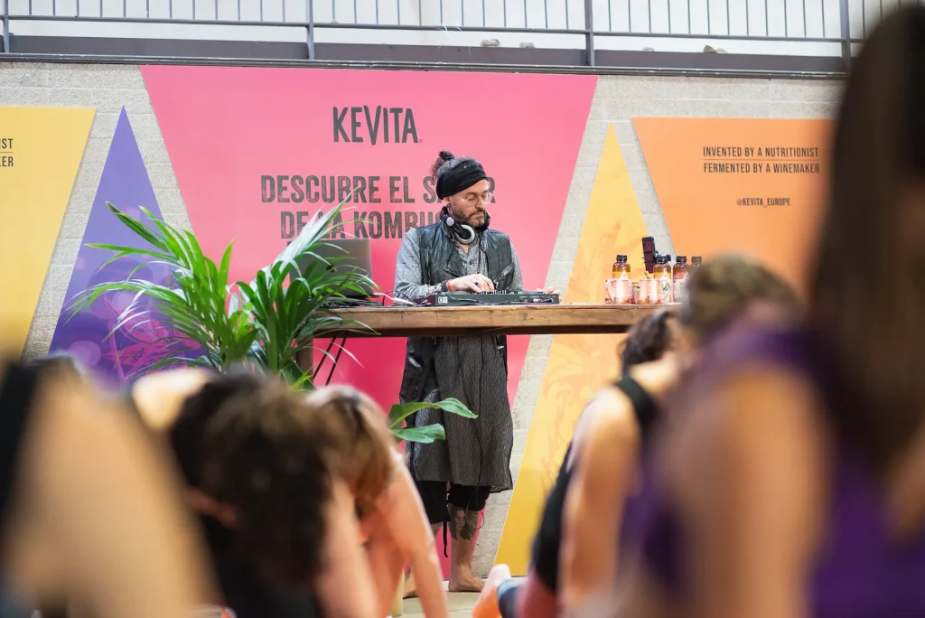 Fotografía de DJ en evento de bienestar en Madrid