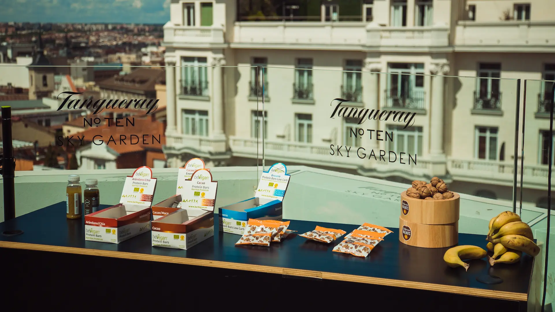 Fotografía de evento en terraza, producto en mesa