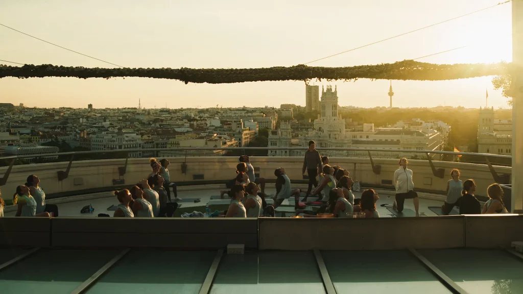 Fotografía de evento de yoga en terraza en Madrid