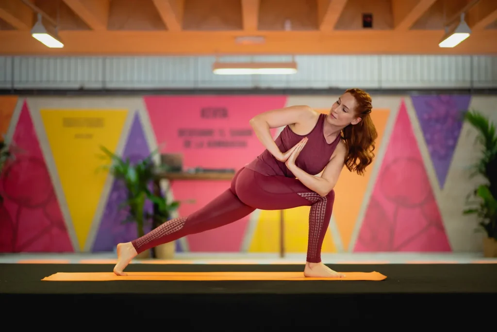 Fotografía de instructora de yoga en evento en Madrid