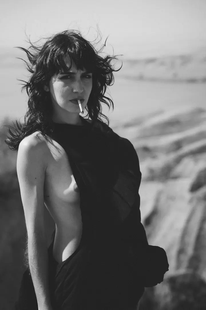 Fotografia de moda en Madrid analógica en blanco y negro exterior