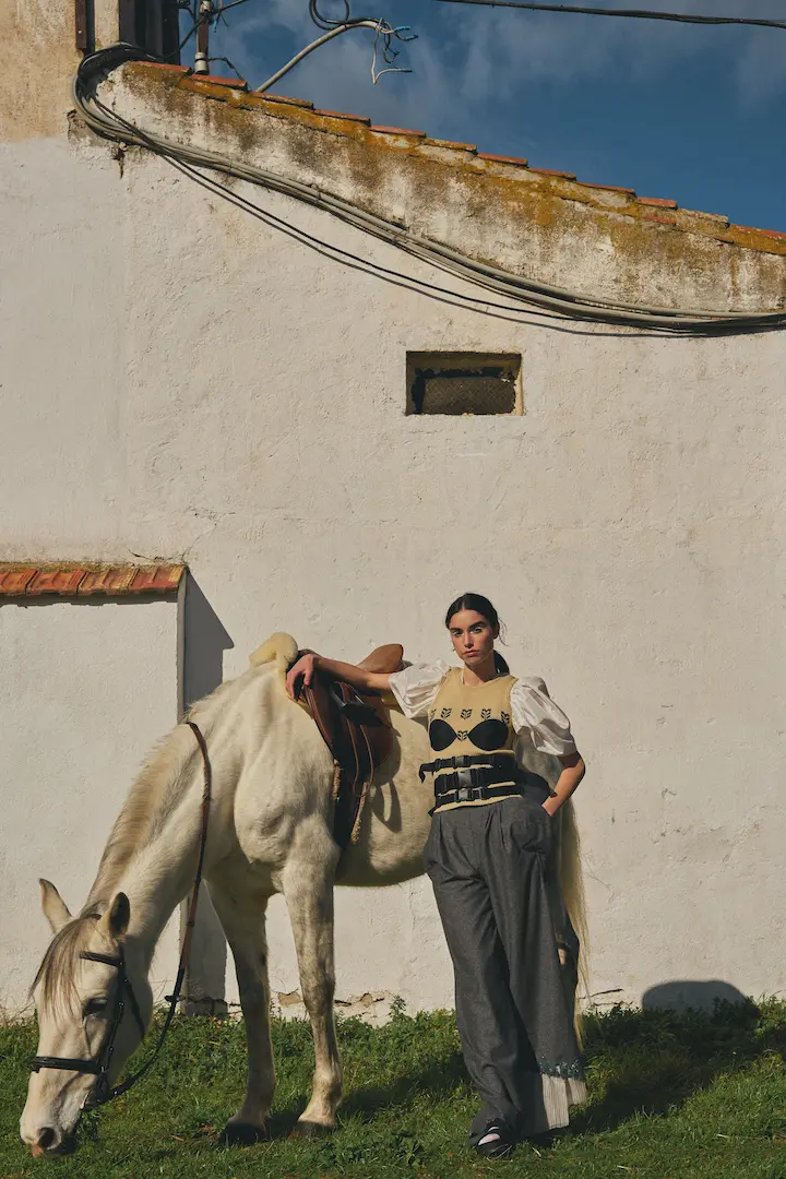 Fotografía de moda en Madrid digital de editorial con caballo en exterior