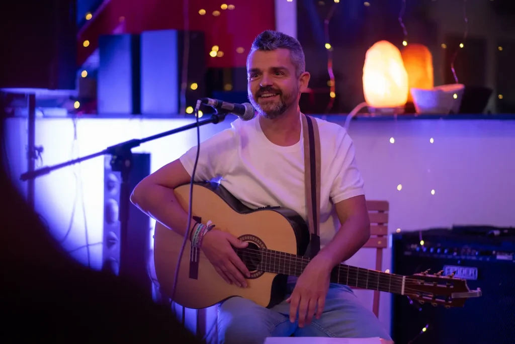 Fotografía de músico acústico en espectáculo nocturno en Madrid