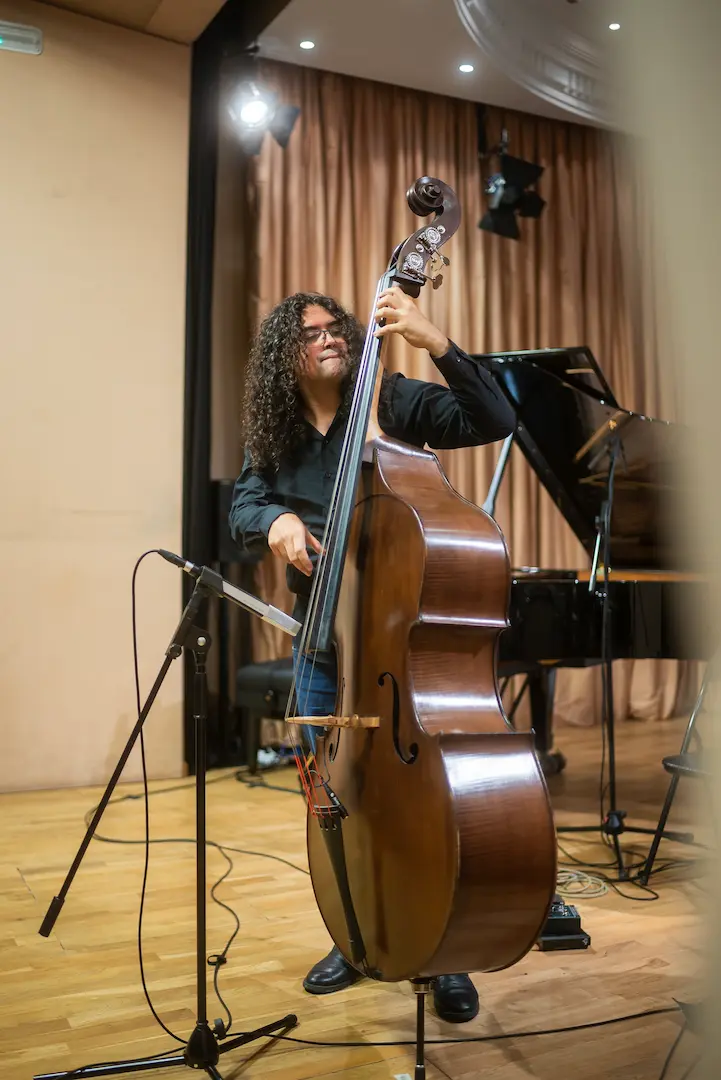 Fotografía de músico con contrabajo clásico en Madrid