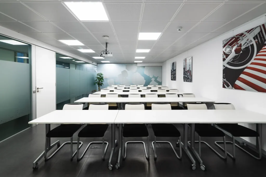 Fotografía de oficina amplia moderna en Madrid