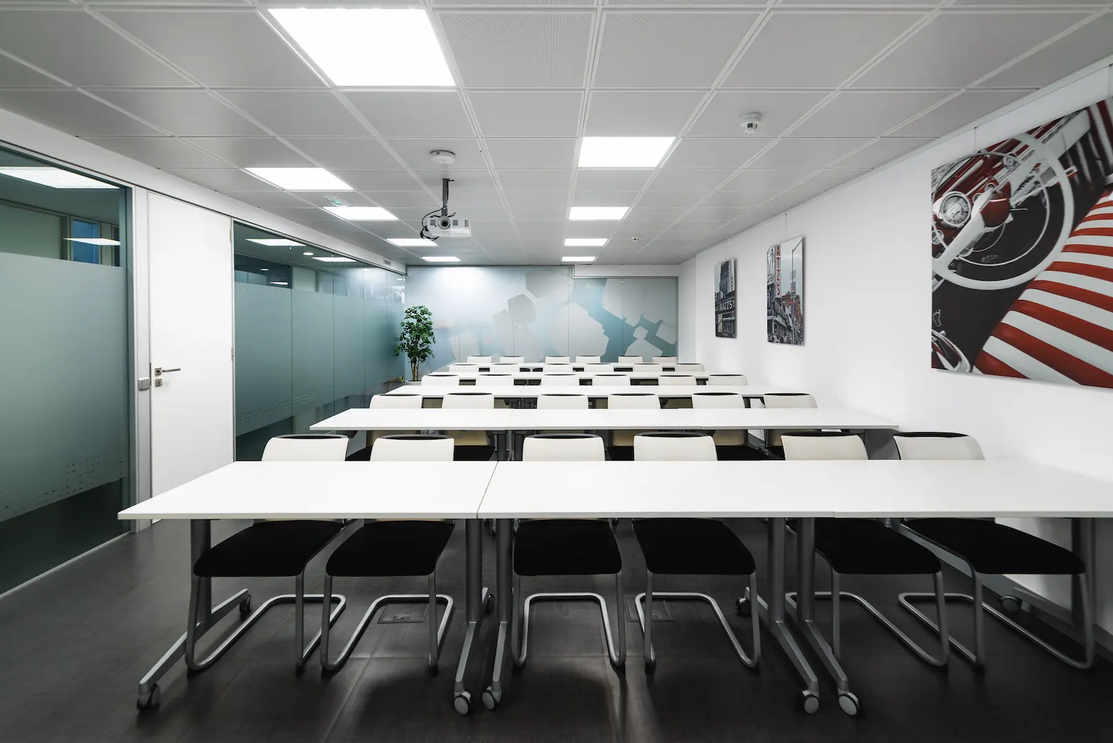 Fotografía de oficina amplia moderna en Madrid