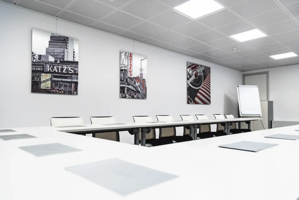 Fotografía de sala de conferencias blanca en Madrid