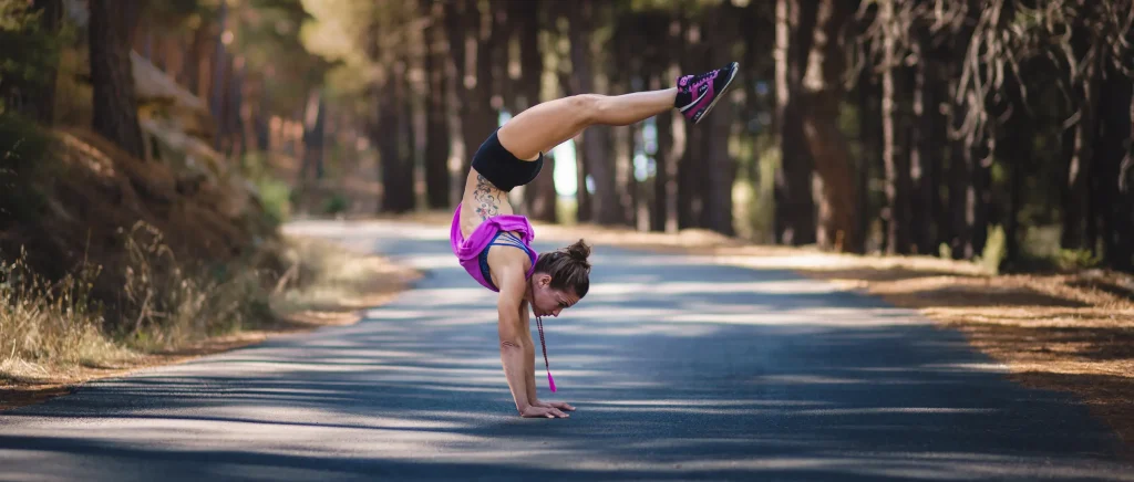 Fotografía de yoga / danza en naturaleza sobre asfalto